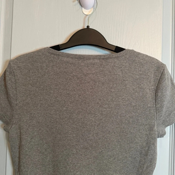 Tommy Hilfiger Women's Short Sleeve V-Neck T Shirt Size Medium Gray Preppy Y2K - Picture 5 of 10